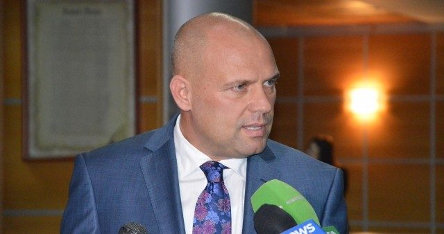 Manjani: Kush përfiton nga ulja e dënimit për armët