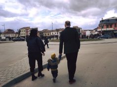 FOTOLAJM/Zaho shkel me këmbë “projektet” e të atit për atdheun