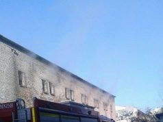 FOTO/Zjarr në një magazinë në Kombinat