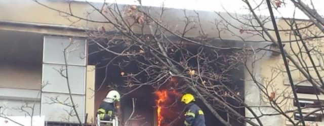 Përfshihet nga flakët e zjarrit një banesë në Shënkoll