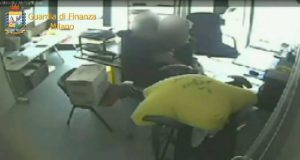 FOTO/Zyrtari i ndihmës ekonomike, seks në shkëmbim të pensionit