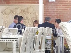 FOTO/ Kundërshtarët e Lulzim Bashës bëhen bashkë, takohen në një kafe në mes të Tiranës