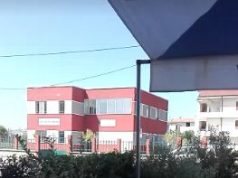 VIDEO/ Kavajë, ja si edukatorja e kopshtit detyron fëmijët të brohorasin për Edi Ramën