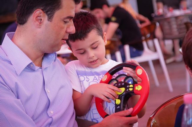 BASHA DHE FEMIJA ME TIMON