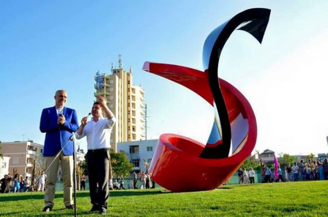 Kavaje, obelisku i ri