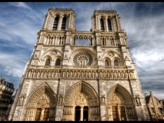 Paris, të shtëna me armë te Notre Dam, qëllohet agresori i një polici