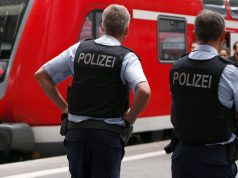 Futet me thikë në dyqan dhe sulmon njerëzit, raportohen viktima