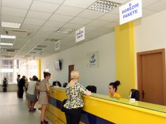 Lushnjë, nxehet 46-vjeçari, thyen xhamat e Postës