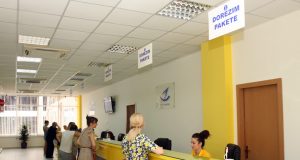 Lushnjë, nxehet 46-vjeçari, thyen xhamat e Postës