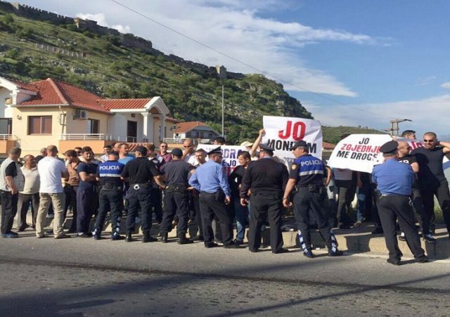 Shkoder, protestues i zene rrugen Edi rames
