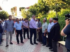 Agron Duka: Rama një burrë me tuta që tallet me gratë