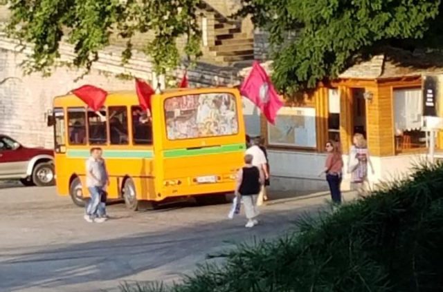 autobus me flamuj ps