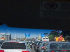 FOTO/ Çudira shqiptare, autobusi merr kthesën mbrapsht në mes të autostradës dhe bllokon rrugën