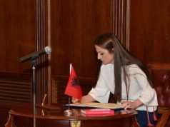 Ministrja Vukaj kontrollon doganierët