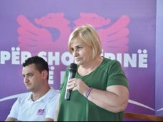 FOTO SKANDAL/ Ndrikulla Milva Ekonomi, fushatë elektorale me drejtorin e hipotekës së Durrësit