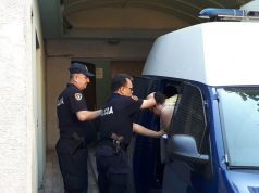 FOTO/ Tiranë, Gjykata lë në burg amerikanen që rrihte fëmijët