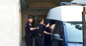 FOTO/ Tiranë, Gjykata lë në burg amerikanen që rrihte fëmijët