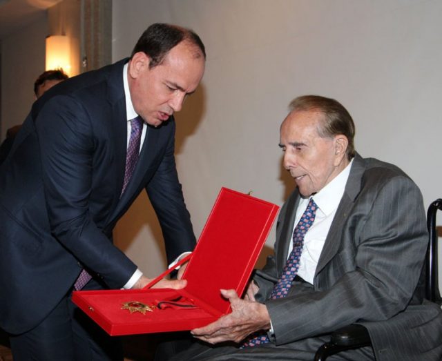 nishani_bob_dole_47302.jpg