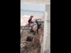 VIDEO/ Burrat në Memaliaj rrihen me grushte, dhe më pas marrin dy copa dërrase