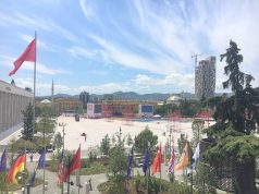 FOTO/ Ja çfarë po bën policia në sheshin Skënderbej