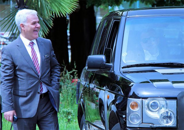 Fatmir Xhafaj, duke qeshur