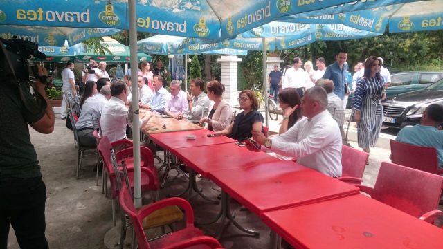 Lulzim Basha, kafe me deputetet e rinj