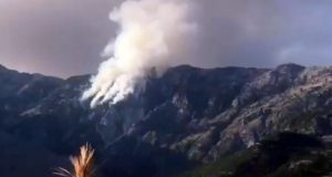 FOTO/ Llogoraja në flakë që në mëngjes, zjarrfikëset nuk arrijnë dot