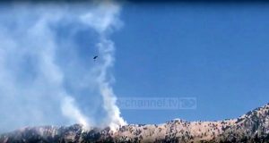 VIDEO/ Helikopteri “rrjedh nga poshtë”, shi uji mbi plazhistët – xhiron kot mbi vatrën e zjarrit të Llogorasë