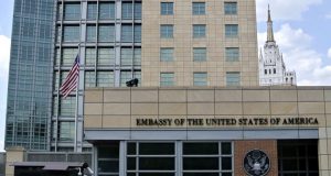 Rusia dëbon 755 diplomatë amerikanë