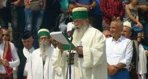 Presidenti Ilir Meta merr një dhuratë të çmuara nga Baba Mondi në majën e Tomorrit