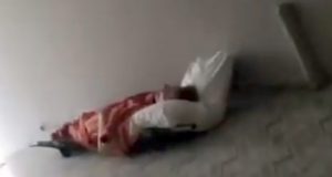 VIDEO/ Shëndetësia falas – Pacienti dergjet i shtrirë në korridor, asnjë mjek “nuk i hedh sytë”