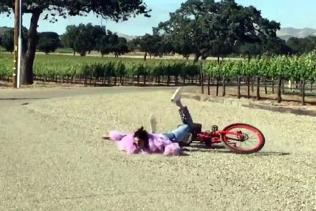 Grua rrezohet nga bicikleta