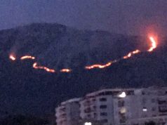 FOTO LAJM/ I del flaka edhe Radhimës, askush nuk shkon të shuajë zjarrin – rrezikohen banorët