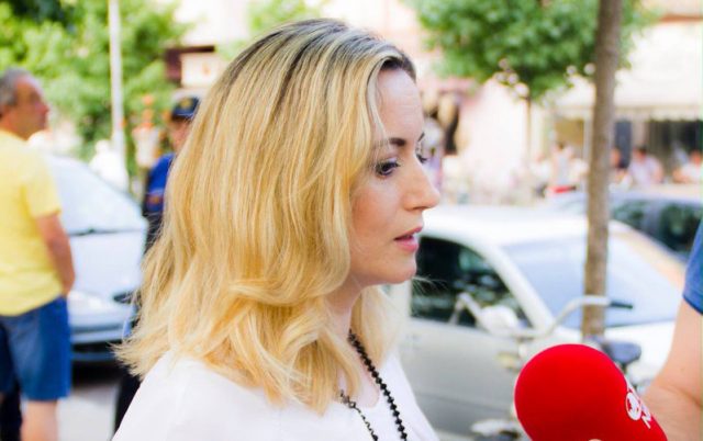 Senida Mesi, prononcim