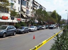 FOTO/Çanta e madhe alarmon policinë e Tiranës