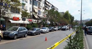 FOTO/Çanta e madhe alarmon policinë e Tiranës