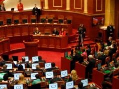 Deputetët “e ikur” ikin me pushime, nuk dorëzojnë kompjuterët dhe laptopët