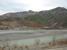 Mbytet 14- vjeçari në lumin Shkumbin, shkoi për t’u larë me vëllain dhe kushëririn