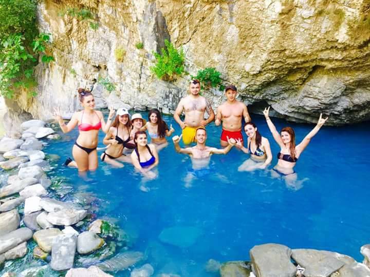 Shqiptarët bëjnë ''shkuma party'' edhe në lum | Droni.al