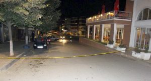 DETAJE & FOTO GALERI/ Burrel, përplasja me armë, arrestohet i plagosuri, shpallen në kërkim 5 të tjerë