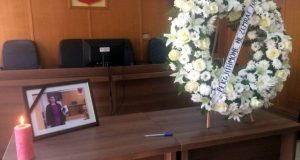 FOTO GALERI/ Vrasja e Fildes Hafizit, kolegët homazhe në gjykatën e Shkodrës