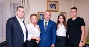 FOTO/ Presidenti Ilir Meta viziton familjen e liderit të Lëvizjes së Dhjetorit, Azem Hajdari