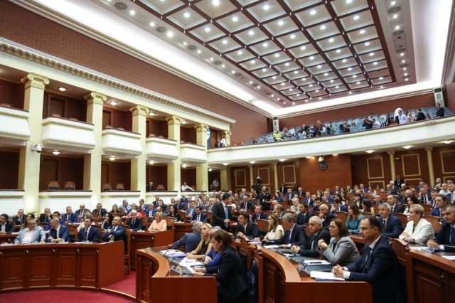 Kuvendi ri, seanca pare