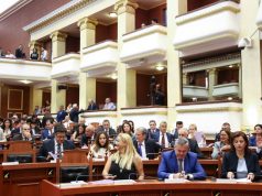 Bllokohet Kuvendi, Gramoz Ruçi shtyn seancën deri në 13:00, por opozita nuk del nga salla