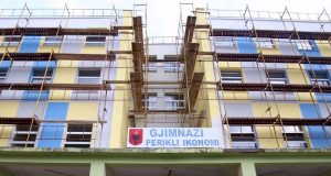 Fier, “zhduken” bankat e karriget, 150 gjimnazistë mbeten pa mësim