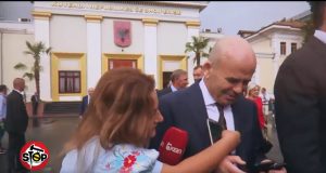 VIDEO/ Gazetarja e ngacmon për kollaren, Sadri Abazi përgjigje pikante: Ik moj gocë, gjej ndonjë çun të ri