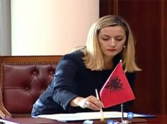 FOTO LAJM/ Zëvendësja e Ramës pronare e Shkodrës, i bën karshillik Policisë