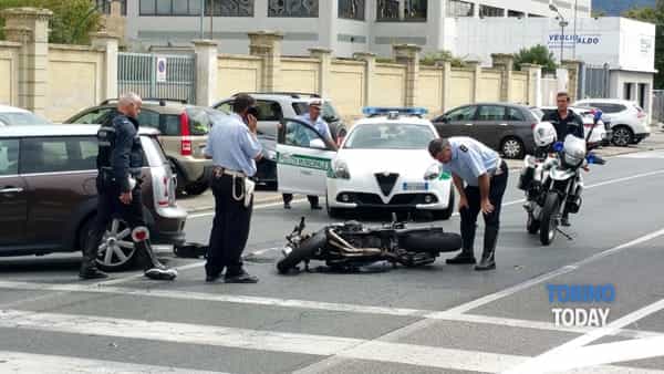 auto-contro-moto-via-Botticelli-2-2