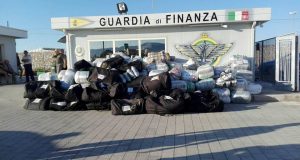 KALENDAR 2017/ Foggia, 8 trafikantë shqiptarë të arrestuar, 5 anije dhe 10 ton marihuanë të konfiskuara