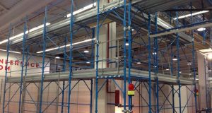 Korçë, punëtori bie nga skela